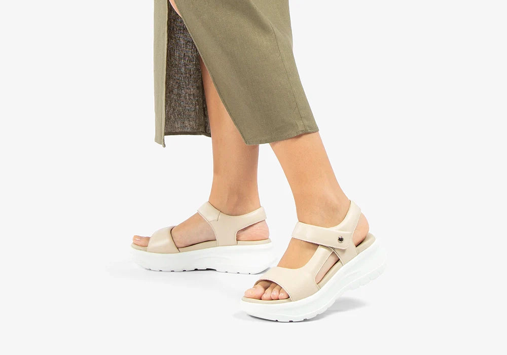Combina con clase tus sandalias beige de mujer