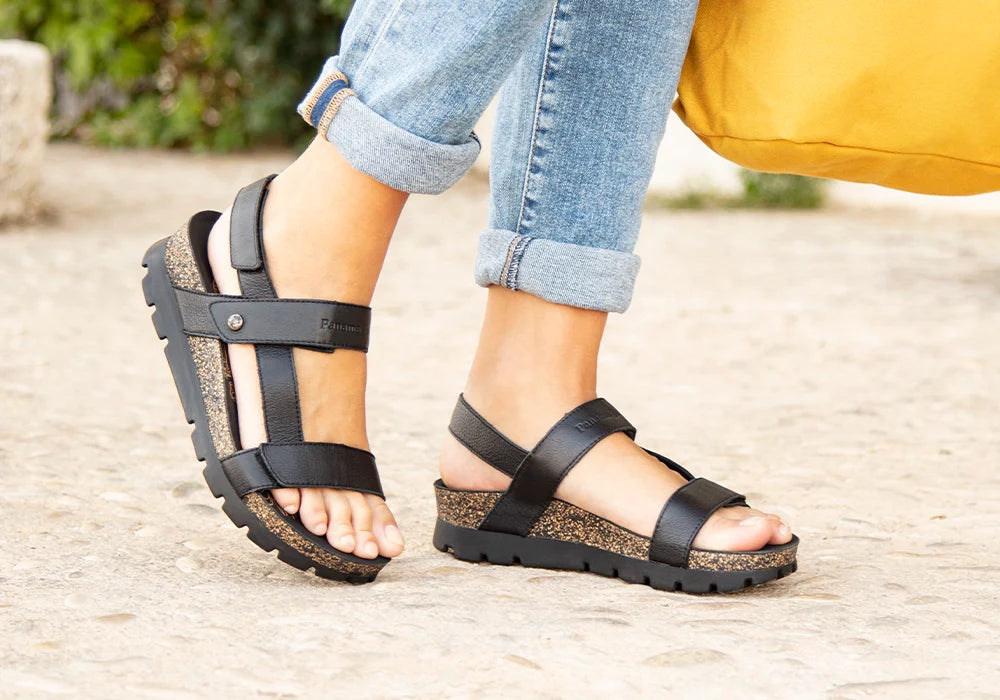Combina sandalias negras de mujer este verano