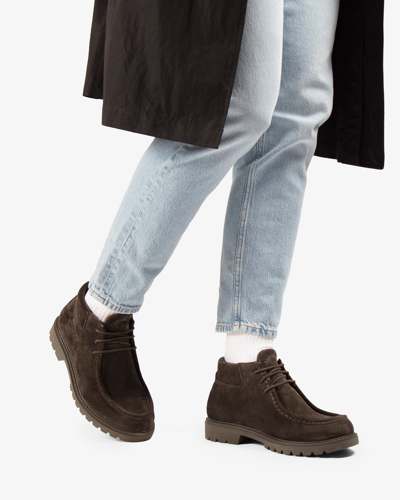 Beker botín de piel con forro interior de piel. marron