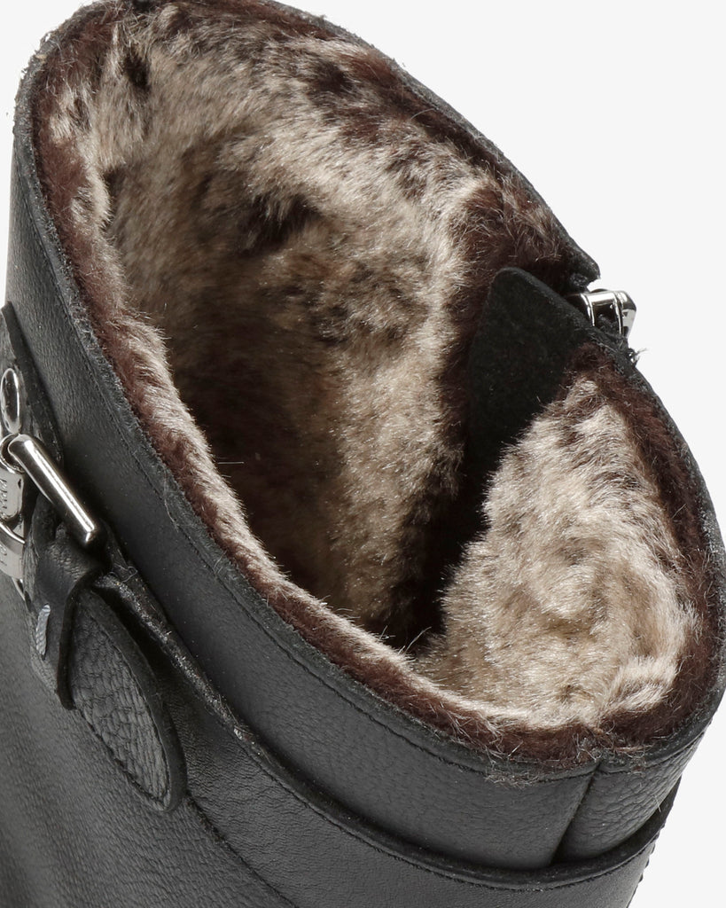 Fergie botas de piel con forro interior de pelo. negro