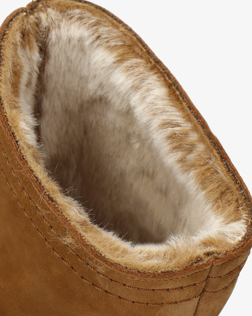 Hebe botas de piel con forro interior de pelo. cuero