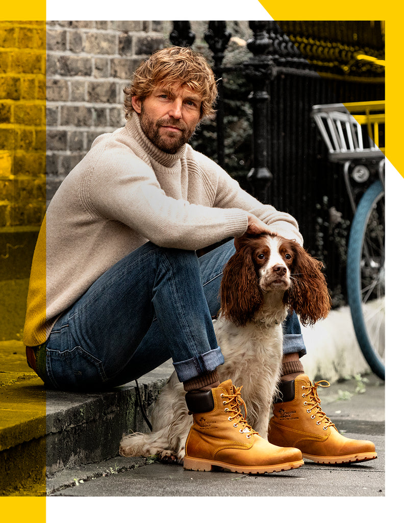 Chico sentado con botas Panama 03 Vintage